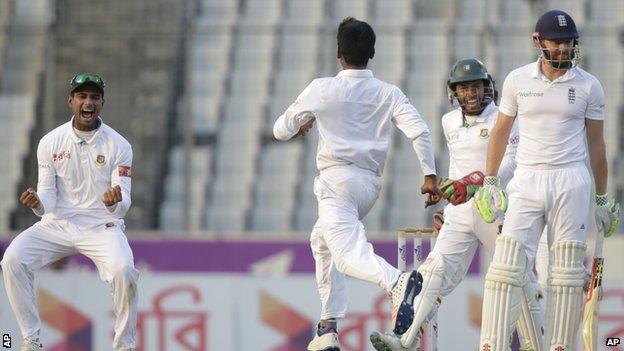 Bangladesh celebrate Jonny Bairstow wicket