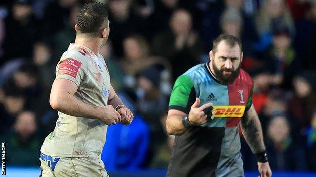 Joe Marler points the way to the stands for Alec Hepburn