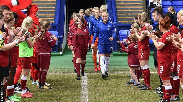 Chelsea are given a guard of honour by Liverpool as they win the 2017/18 WSL