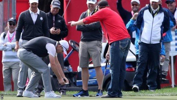 Justin Rose puts $100 on the green