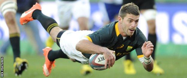 Willie Le Roux dives over to score for South Africa