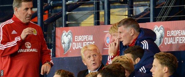 Scotland coach Gordon Strachan speaks to his coaching staff