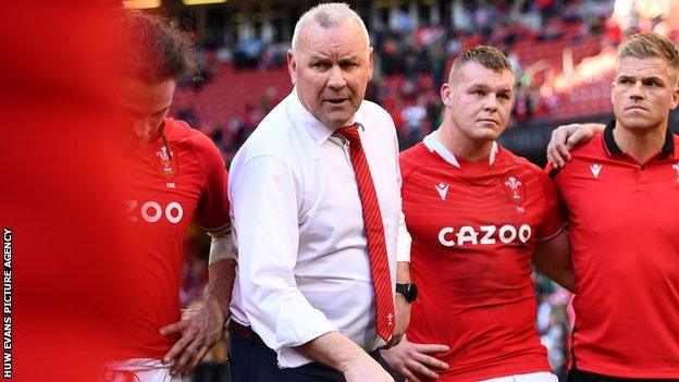 Wayne Pivac addressing his players after defeat against Italy