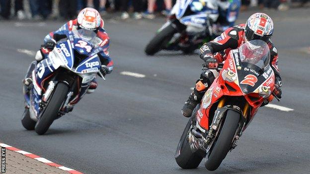 Glenn Irwin edged out Alastair Seeley in a thrilling second Superbike race in 2017