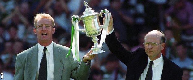 Tommy Burns and Fergus McCann with the Scottish Cup