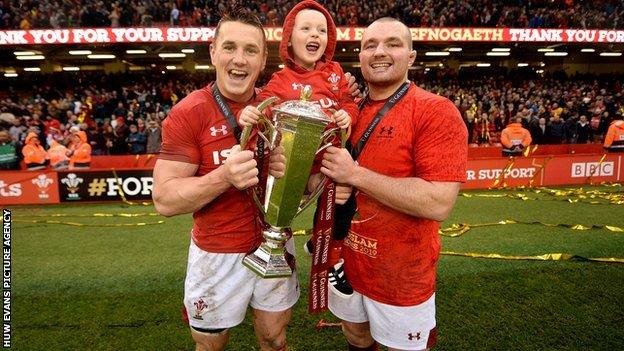 Jonathan Davies and Ken Owens celebrate the 2019 Grand Slam with Ken's son Efan