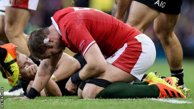 Alun Wyn Jones struggles after suffering a shoulder injury