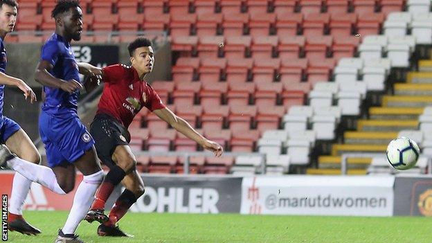 Mason Greenwood (right)