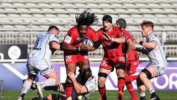 Mathieu Bastareaud runs with the ball