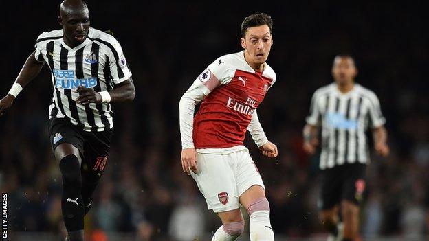 Arsenal midfielder Mesut Ozil (centre)