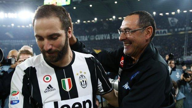 Gonzalo Higuain (left) and Maurizio Sarri (right)