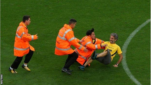 Pitch invader