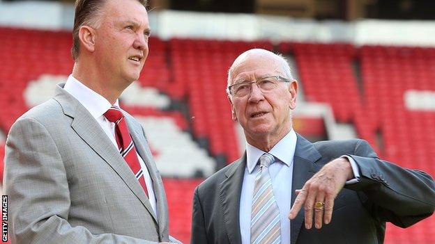 Bobby Charlton (right) with Manchester United manager Louis van Gaal