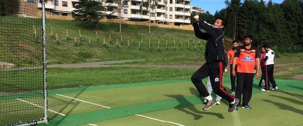 Mohammad Asif bowling