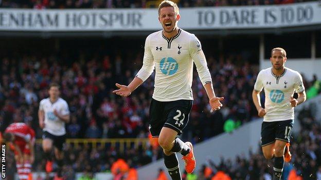 Gylfi Sigurdsson playing for Spurs