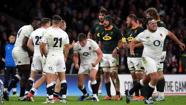 Owen Farrell (centre)