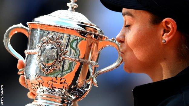 Ashleigh Barty kisses the trophy