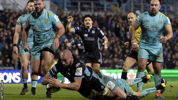 Kiran McDonald (centre) scoring a try for Glasgow Warriors