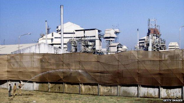 People spraying water on the Bhopal factory in the aftermath of the leak, 4 Dec 1984