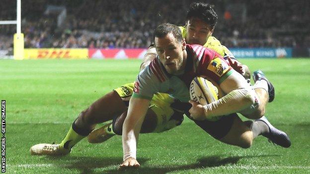 Tim Visser evades Denny Solomona