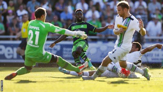 Nathan Dyer went close for Swansea against Borussia Monchengladbach