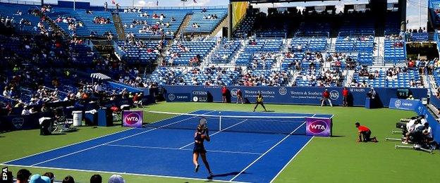 Karin Knapp of Italy (L) hits a return shot to Serena Williams