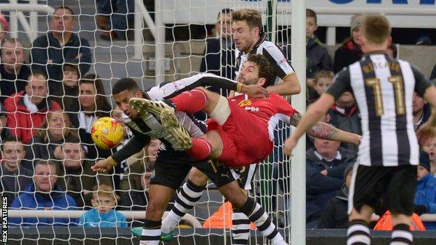 Charlie Mulgrew of Blackburn Rovers (centre) scores his side's first goal during the Sky Bet Championship match between Newcastle United and Blackburn Rovers