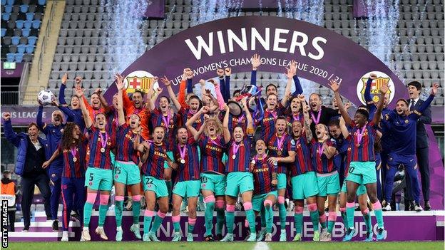 Barcelona lift the Women's Champions League trophy