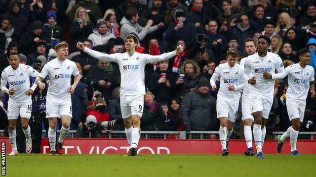 Swansea players celebrate Fernando Llorente scoring