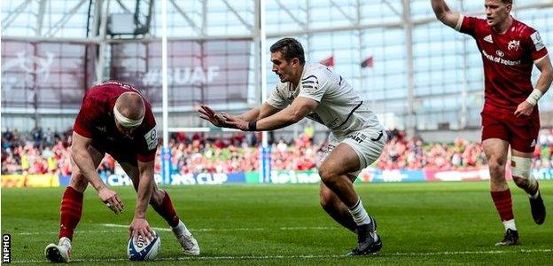 Keith Earls scores Munster's second try against Toulouse