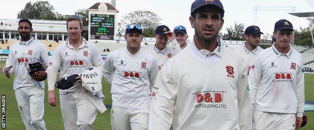 Ryan ten Doeschate leads Essex off after victory at Edgbaston against Warwickshire