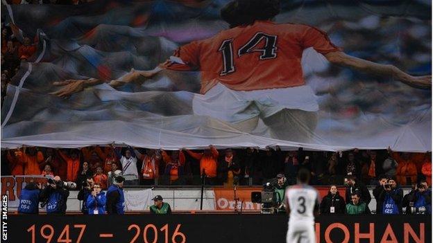 Johan Cruyff tribute during Netherlands v France