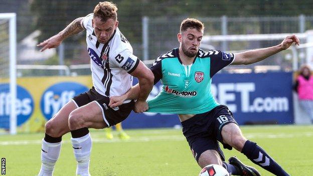 Paddy Barrett and Nathan Boyle vie for possession at Oriel Park