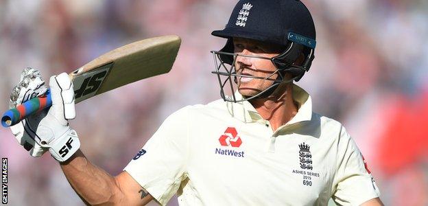 England batsman Joe Denly acknowledges the crowd after making 94 against Australia in the final Ashes Test at The Oval