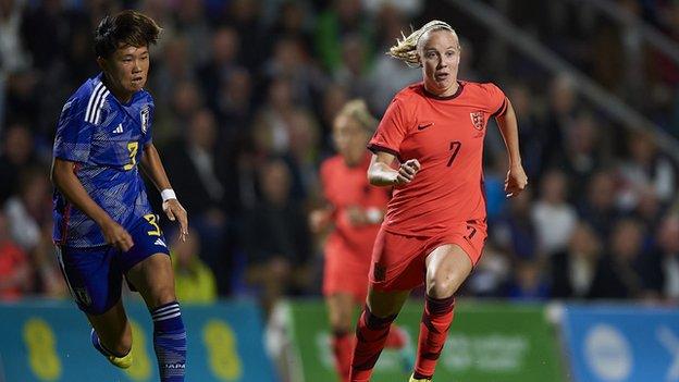 Beth Mead playing for England