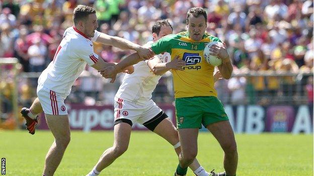 Tyrone's Niall Sludden and Ronan McNabb tackle Michael Murphy of Donegal