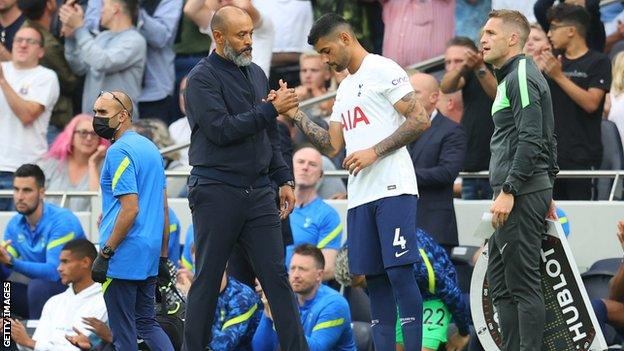 Tottenham head coach Nuno Espirito Santo and Cristian Romero.