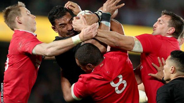 Liam Williams, Taulupe Faletau and Sam Warburton grapple with Jerome Kaino