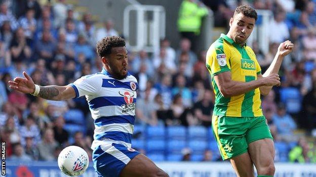 Hal Robson-Kanu of West Bromwich Albion has a shot during the Sky Bet Championship fixture between Reading FC and West Bromwich Albion