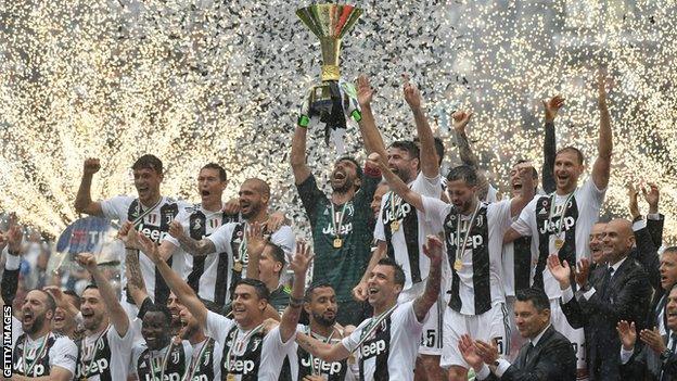 Gianluigi Buffon lifts the 2018 Serie A trophy