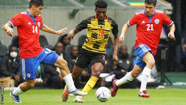 Mohammed Kudus (centre) in action for Ghana against Chile