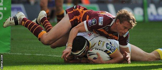 Brett Hodgson tries to tackle Vinnie Anderson