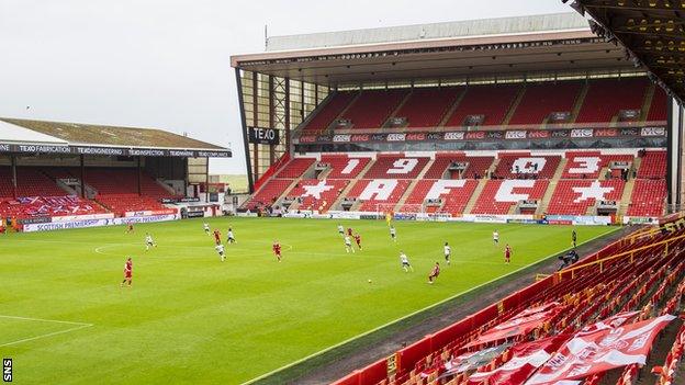 Eight Aberdeen players have gone into self-isolation since Saturday's defeat by Rangers