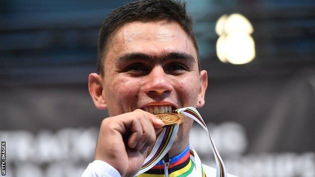 Fabian Puerta bites a gold medal