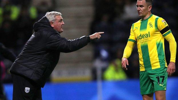 Steve Bruce of West Bromwich Albion speaks to Jed Wallace