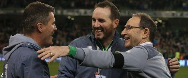 Martin O'Neill celebrates with Roy Keane