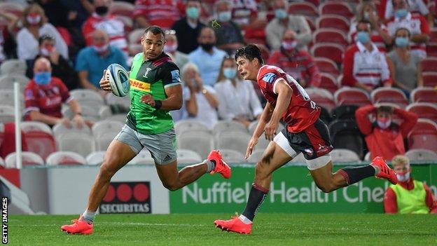 Joe Marchant runs with the ball as Gloucester's Louis Ress-Zammit chases