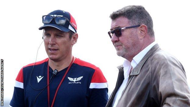 Nigel Short (right) with departed Scarlets head coach Brad Mooar