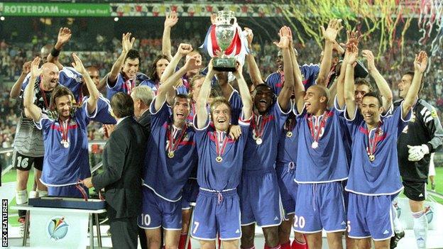 France celebrate winning Euro 2000