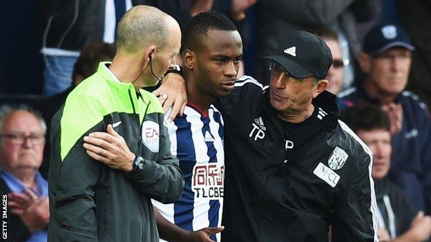 Saido Berahino (centre) and Tony Pulis (right)